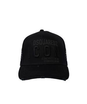 La gorra con visera rígida es la combinación perfecta de estilo y funcionalidad, lo que la convierte no solo en un accesorio de moda, sino también en un accesorio práctico que protege del sol y la lluvia.

Con un perímetro ajustable, esta gorra asegura un ajuste perfecto para cualquier cabeza, garantizando comodidad durante todo el día, ya sea que estés paseando o practicando deporte.

Con parches, impresiones y el nombre de la marca bordado, la gorra se convierte en un elemento único en el guardarropa, que añade carácter a cualquier atuendo y permite expresar un estilo individual.

La visera, terminada con desgastes característicos de la marca, añade un encanto único a la gorra y hace que se destaque entre las demás, atrayendo miradas e interes.

Hecha de tela de alta calidad, la gorra no solo es duradera y resistente al uso diario, sino también agradable al tacto, lo que la convierte en una excelente opción para cualquier época del año.