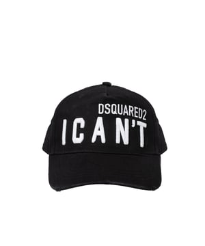La gorra con visera rígida no es solo un accesorio de moda, sino también una solución práctica para los días soleados, que te proporciona estilo y protección contra el sol. Diseñada con funcionalidad y estética en mente, la gorra no solo ofrece protección contra los rayos UV, sino que también se combina perfectamente con diferentes estilos, desde lo casual hasta lo deportivo, destacando tu estilo individual y añadiendo confianza, independientemente de la ocasión. Su versatilidad significa que puedes usarla todos los días y durante actividades al aire libre, sintiéndote siempre a la moda y cómodo.

Con una circunferencia ajustable, esta gorra se adapta perfectamente a cualquier forma de cabeza, asegurando comodidad durante todo el día, ya sea que estés paseando o en la playa. Gracias a su cierre fácil de manejar, puedes ajustar rápidamente su tamaño a tus necesidades, lo que la hace un accesorio extremadamente práctico y versátil para tu guardarropa, permitiendo cambios de estilo en un instante. Esto lo convierte en la elección ideal para cualquiera que valore la comodidad y la versatilidad en la moda, ofreciendo al mismo tiempo una flexibilidad y confort invaluables.

Con el nombre de la marca cosido en el frente y una inscripción bordada en la parte trasera, la gorra gana en unicidad, manifestando de manera sutil tu apego a la calidad y el estilo. Estos detalles no son solo un acento estético, sino también un testimonio del cuidado en los detalles, que distinguen este producto de otros, añadiéndole prestigio y elegancia. Con ellos, cada estilización gana en expresividad, y tú puedes disfrutar de una apariencia moderna que atrae la atención, ofreciendo al mismo tiempo una manera refinada de expresarse.

La visera acabada con desgastes característicos de la marca añade un encanto único a la gorra y hace que cada pieza sea única, atrayendo la mirada y destacando entre la multitud. Estos sutiles detalles subrayan su carácter único, convirtiéndola no solo en un accesorio funcional, sino también en uno estiloso, que fácilmente se convertirá en tu elemento favorito del vestuario. Gracias a ellos, la gorra gana autenticidad, y tú puedes sentirte especial, usándola diariamente, en cualquier situación y circunstancia.

Hecha de tela de alta calidad, la gorra no solo garantiza durabilidad, sino también confort al llevarla, convirtiéndola en tu compañera favorita para muchas temporadas. El material del que está hecha proporciona adecuada circulación del aire, lo que te hace sentir fresco y cómodo incluso en los días más calurosos, y su ligera construcción permite llevarla con facilidad todo el día. Es una excelente elección para aquellos que valoran la calidad y el confort en cada situación, ofreciendo al mismo tiempo fiabilidad y estilo que resistirán la prueba del tiempo.
