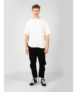 El diseño sencillo de estos pantalones es la elección perfecta para los amantes de lo clásico, que valoran el minimalismo y la elegancia en la vestimenta diaria, mientras desean mantener la libertad de movimiento y la comodidad al llevarlos.

Con cierre de cremallera, estos pantalones no solo ofrecen comodidad, sino también una puesta rápida y fácil, lo que es especialmente útil en un estilo de vida ajetreado donde cada segundo cuenta.

Con una banda elástica cosida en la cintura, estos pantalones se adaptan a la figura, asegurando así comodidad y estilo, lo que los hace una excelente opción para diversas ocasiones, desde reuniones sociales hasta salidas casuales.

Con dos bolsillos en el frente y detrás, estos pantalones ofrecen practicidad y funcionalidad, permitiendo guardar objetos pequeños como llaves o teléfono, siempre al alcance de la mano.

Los detalles de costura en las rodillas añaden un carácter único y una apariencia moderna, destacando al mismo tiempo la atención al detalle y la alta calidad de fabricación, lo que es un distintivo de este producto.

La posibilidad de ajustar el largo de las piernas con cordones permite adaptar los pantalones a preferencias individuales, asegurando no solo comodidad, sino también un aspecto moderno, independientemente de la situación o del estilo.

Fabricados con tela de alta calidad, estos pantalones no solo son duraderos y resistentes al uso diario, sino también agradables al tacto, lo que se traduce en comodidad al usarlos durante todo el día.

Producidos en Italia, estos pantalones reflejan las mejores tradiciones del artesanado italiano, combinando elegancia, precisión en la fabricación y un estilo único que capta la atención y destaca la individualidad del portador.