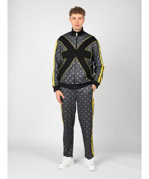 Un diseño sencillo es la solución perfecta para aquellos que valoran la clásica y atemporal elegancia que se adapta a toda ocasión, ya sea que te dirijas a dar un paseo, a una reunión con amigos o a relajarte en la comodidad de tu hogar.

En la cintura, una amplia banda elástica no solo proporciona comodidad al vestir, sino también un ajuste excelente a la figura, permitiendo que te sientas cómodo y seguro durante todo el día, sin preocuparte por que se deslice.

Una cintura de altura media es el perfecto compromiso entre un aspecto moderno y la comodidad, resaltando la cintura y proporcionando la suficiente libertad de movimiento, lo que hace que estos pantalones sean la elección ideal para el día a día.

Los bolsillos laterales añaden practicidad, permitiendo llevar objetos pequeños como llaves o un teléfono siempre a mano, lo que es una ventaja invaluable en la rutina diaria.

Las piernas adornadas con bandas en un color contrastante dan un toque moderno y dinámico al conjunto, atrayendo la mirada y añadiendo un poco de elegancia deportiva a tu look.

Hechos de un tejido de alta calidad, estos pantalones no solo garantizan una excepcional durabilidad, sino también comodidad durante todo el día, lo que te hará sentir fresco y estiloso en cualquier situación.