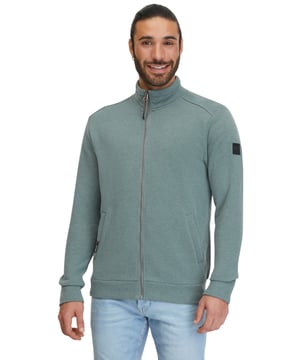 Die Miet Sweatjacke von Ragwear ist perfekt für den modischen Mann. Mit ihrem hohen Stehkragen und den seitlichen Eingrifftaschen bietet sie sowohl Stil als auch Funktionalität. Rippstrickbündchen am Saum und an den Ärmelenden sorgen für eine bequeme Passform, während das weiche Obermaterial maximalen Komfort garantiert. Ob für einen sportiven Freizeitlook im Frühling, Sommer und Herbst oder als stylische Zusatzschicht an kühlen Wintertagen – diese Herren-Sweatjacke ist ein vielseitiges Must-Have, das in keinem Kleiderschrank fehlen sollte!