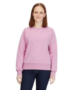 Dieser Crewneck-Pullover ist ein absoluter Styling-Liebling, denn er passt praktisch überall dazu. Er ist meliert und besteht aus weichem Sweat-Material. Seine komfortablen Raglanärmel enden, ebenso wie sein Bund, in elastischen, breiten Rippstrickbündchen. Der gerade Schnitt des Joann von RAGWEAR für Damen macht sich genauso gut zur High-Waist-Jeans wie zur warmen Leggings.