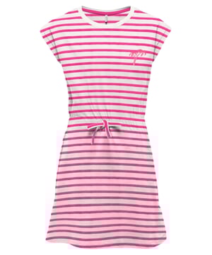 Dieses gestreifte Sommerkleid mit kurzen Ärmeln bringt frischen Wind in deinen Kleiderschrank. Die leichte, oberschenkellange Passform sorgt für angenehme Bewegungsfreiheit an warmen Tagen. Ein kleiner Sommerprint auf der linken Brust setzt einen verspielten Akzent. In der Taille lässt sich das Kleid mit Tunnelzug und Band individuell raffen – für einen femininen Look mit optimaler Passform. Die weiche Materialqualität bietet dir hohen Tragekomfort bei jeder Gelegenheit. Ob am Strand, im Café oder beim Stadtbummel: Dieses Kleid ist dein perfekter Begleiter. Der klassische Rundhalsausschnitt unterstreicht das lässige Design. Das zeitlose Streifenmuster wirkt frisch und modern zugleich. Ein Label-Aufnäher rundet den Look dezent ab. Dieses Kleid verbindet sommerliche Leichtigkeit mit modischem Stil.