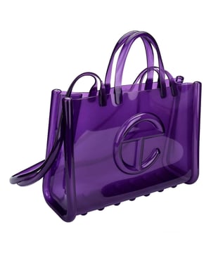 Melissa's collection with Telfar is already a classic in the fashion universe. The Melissa X Telfar Jelly Shopper bags, in Melflex, worn by celebrities such as Emily Ratajkowski, now have new vibrant, translucent and colorful colors, bringing even more Melissa DNA to the collection.