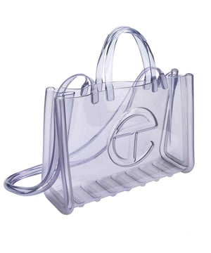 Melissa's collection with Telfar is already a classic in the fashion universe. The Melissa X Telfar Jelly Shopper bags, in Melflex, worn by celebrities such as Emily Ratajkowski, now have new vibrant, translucent and colorful colors, bringing even more Melissa DNA to the collection.