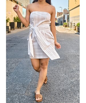 Este estiloso y versátil minivestido Bandeau Tie Waist es el complemento perfecto para tu armario. La parte superior en bandeau añade un toque de coqueta feminidad, mientras que la cintura ceñida ciñe tu figura para conseguir una silueta favorecedora. Póntelo para salir por la noche o lúcelo para pasar un día al sol.