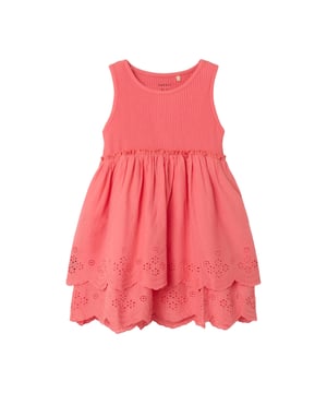 Dieses sommerliche Kleid ist wie gemacht für warme Tage und verspielte Looks! Mit seinen breiten Trägern und dem klassischen Rundhalsausschnitt sitzt es angenehm und bequem. Die florale Optik wird durch zarte Stickereien und dekorative Lochstickereien am Saum zum echten Hingucker. Der zweilagige Rock ist locker geschnitten, leicht gerafft am Oberteil angenäht und schwingt bei jeder Bewegung mit. Ein eingenähtes Label innen rundet das Design dezent ab. Perfekt für Alltag, Gartenfeste oder einfach zum Wohlfühlen – luftig, leicht und einfach zauberhaft!