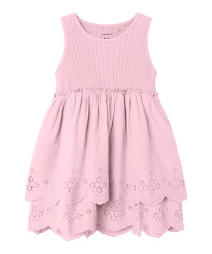 Dieses sommerliche Kleid ist wie gemacht für warme Tage und verspielte Looks! Mit seinen breiten Trägern und dem klassischen Rundhalsausschnitt sitzt es angenehm und bequem. Die florale Optik wird durch zarte Stickereien und dekorative Lochstickereien am Saum zum echten Hingucker. Der zweilagige Rock ist locker geschnitten, leicht gerafft am Oberteil angenäht und schwingt bei jeder Bewegung mit. Ein eingenähtes Label innen rundet das Design dezent ab. Perfekt für Alltag, Gartenfeste oder einfach zum Wohlfühlen – luftig, leicht und einfach zauberhaft!