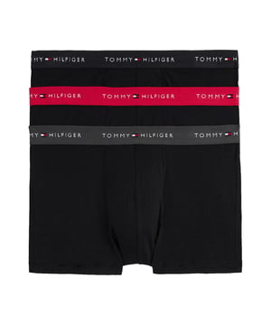 Stylisch, bequem und jeden Tag einsatzbereit – dieses 3er Pack Herren-Boxershorts bringt frischen Wind in deine Wäscheschublade. Die kurze Passform sorgt für ein sportliches Tragegefühl mit moderner Note. Ein elastischer Kontrastbund setzt nicht nur optische Akzente, sondern garantiert auch perfekten Sitz. Der eingewebte Label-Schriftzug im Bund verleiht den Shorts einen markentypischen Touch. Dank flexiblem Stretch-Material passen sie sich jeder Bewegung an – ganz gleich, ob du aktiv bist oder entspannst. Atmungsaktiv und weich auf der Haut, bieten sie höchsten Tragekomfort den ganzen Tag. Das Design: schlicht mit Stil, reduziert und doch ausdrucksstark. Ideal für Männer, die Wert auf Details legen. Kein Rutschen, kein Zwicken – nur ein sicheres, angenehmes Gefühl. Drei Essentials, auf die du dich verlassen kannst.
