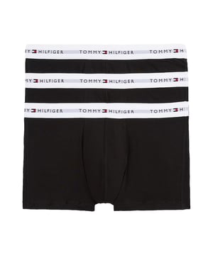 Stylisch, bequem und jeden Tag einsatzbereit – dieses 3er Pack Herren-Boxershorts bringt frischen Wind in deine Wäscheschublade. Die kurze Passform sorgt für ein sportliches Tragegefühl mit moderner Note. Ein elastischer Kontrastbund setzt nicht nur optische Akzente, sondern garantiert auch perfekten Sitz. Der eingewebte Label-Schriftzug im Bund verleiht den Shorts einen markentypischen Touch. Dank flexiblem Stretch-Material passen sie sich jeder Bewegung an – ganz gleich, ob du aktiv bist oder entspannst. Atmungsaktiv und weich auf der Haut, bieten sie höchsten Tragekomfort den ganzen Tag. Das Design: schlicht mit Stil, reduziert und doch ausdrucksstark. Ideal für Männer, die Wert auf Details legen. Kein Rutschen, kein Zwicken – nur ein sicheres, angenehmes Gefühl. Drei Essentials, auf die du dich verlassen kannst.