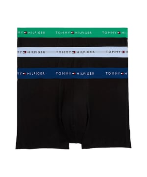 Stylisch, bequem und jeden Tag einsatzbereit – dieses 3er Pack Herren-Boxershorts bringt frischen Wind in deine Wäscheschublade. Die kurze Passform sorgt für ein sportliches Tragegefühl mit moderner Note. Ein elastischer Kontrastbund setzt nicht nur optische Akzente, sondern garantiert auch perfekten Sitz. Der eingewebte Label-Schriftzug im Bund verleiht den Shorts einen markentypischen Touch. Dank flexiblem Stretch-Material passen sie sich jeder Bewegung an – ganz gleich, ob du aktiv bist oder entspannst. Atmungsaktiv und weich auf der Haut, bieten sie höchsten Tragekomfort den ganzen Tag. Das Design: schlicht mit Stil, reduziert und doch ausdrucksstark. Ideal für Männer, die Wert auf Details legen. Kein Rutschen, kein Zwicken – nur ein sicheres, angenehmes Gefühl. Drei Essentials, auf die du dich verlassen kannst.
