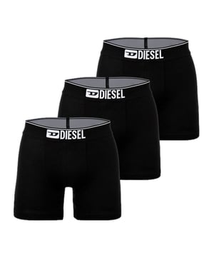Diese Herren-Boxershorts im praktischen Dreierpack bieten eine gelungene Kombination aus Funktionalität und modernem Design. Der normale Schnitt mit längerem Bein und körpernaher Passform sorgt für optimalen Halt und hohen Tragekomfort. Das elastische Baumwollstretch-Material passt sich perfekt an und bietet maximale Bewegungsfreiheit. Der breite, kontrastfarbene Bund mit eingewebtem Label-Schriftzug setzt einen markanten Akzent und bleibt zuverlässig in Form. Die rückseitige formgebende Naht unterstützt den anatomischen Sitz und sorgt für eine definierte Passform. Der elastische Bund schmiegt sich angenehm an, ohne einzuschneiden. Die Boxershorts sind atmungsaktiv, pflegeleicht und behalten auch nach vielen Waschgängen ihre Form. Ideal für Alltag, Freizeit oder Sport – ein vielseitiges Basic für jede Gelegenheit. Hochwertige Verarbeitung trifft auf durchdachtes Design. Für Männer, die Wert auf Komfort, Stil und Qualität legen.