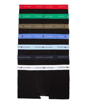 Zeven dagen, zeven stijlen - met dit 7-pack herenboxershorts ben je perfect uitgerust voor elke week. De korte pasvorm zorgt voor een modern, sportief gevoel. Dankzij de elastische tailleband met geweven labelopschrift passen ze perfect zonder te knellen. Het flexibele stretchmateriaal past zich aan elke beweging aan - wat de dag ook brengt. Ademend, comfortabel en vormvast begeleiden ze je van je eerste koffie tot een welverdiende nachtrust. De minimalistische look maakt ze een echte allrounder onder kleding. Voor dagelijks gebruik, training of ontspanning - deze shorts kunnen het allemaal. Elke greep in de la is een veilige beslissing. Comfort ontmoet functie in een doordachte wekelijkse set. Voor mannen die waarde hechten aan kwaliteit en stijl - dag na dag.