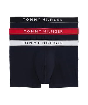 Stylisch, bequem und jeden Tag einsatzbereit – dieses 3er Pack Herren-Boxershorts bringt frischen Wind in deine Wäscheschublade. Die kurze Passform sorgt für ein sportliches Tragegefühl mit moderner Note. Ein elastischer Kontrastbund setzt nicht nur optische Akzente, sondern garantiert auch perfekten Sitz. Der eingewebte Label-Schriftzug im Bund verleiht den Shorts einen markentypischen Touch. Dank flexiblem Stretch-Material passen sie sich jeder Bewegung an – ganz gleich, ob du aktiv bist oder entspannst. Atmungsaktiv und weich auf der Haut, bieten sie höchsten Tragekomfort den ganzen Tag. Das Design: schlicht mit Stil, reduziert und doch ausdrucksstark. Ideal für Männer, die Wert auf Details legen. Kein Rutschen, kein Zwicken – nur ein sicheres, angenehmes Gefühl. Drei Essentials, auf die du dich verlassen kannst.