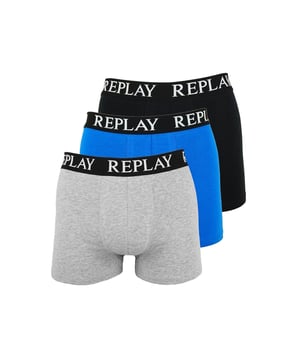 Ondergoed trunks in een 3-pack met elastische logo tailleband. Zeer mooie en sportieve boxershorts / trunks van het merk REPLAY. De elastische tailleband en de hoogwaardige katoenmix maken deze broek zeer comfortabel om te dragen en een must-have voor je dagelijkse welzijn. De kleurcontrasterende tailleband met reliëflogo rondt de look perfect af. Nauwsluitend maar toch niet knellend!