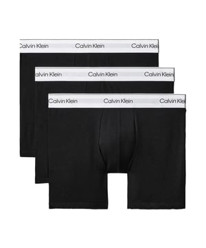 Diese oberschenkellangen Herren-Boxershorts bieten Tag für Tag zuverlässigen Komfort. Mit ihrer mittleren Leibhöhe und dem elastischen Bund sitzen sie angenehm, ohne einzuengen. Der eingewebte Label-Schriftzug im Bund verleiht dem Design eine markante Note. Im praktischen Dreierpack erhältlich, sind sie die ideale Grundlage für jeden Tag. Das hochwertige Material fühlt sich angenehm auf der Haut an und bleibt auch nach vielen Wäschen formstabil. Ob im Büro, beim Sport oder in der Freizeit – diese Shorts machen alles mit. Die Passform ist modern, der Tragekomfort überzeugend. Minimalistisch im Look, maximal im Komfort. Hier trifft Funktion auf Stil. Für Männer, die auf Qualität direkt an der Haut setzen.