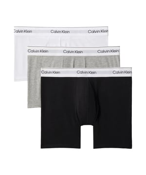 Diese oberschenkellangen Herren-Boxershorts bieten Tag für Tag zuverlässigen Komfort. Mit ihrer mittleren Leibhöhe und dem elastischen Bund sitzen sie angenehm, ohne einzuengen. Der eingewebte Label-Schriftzug im Bund verleiht dem Design eine markante Note. Im praktischen Dreierpack erhältlich, sind sie die ideale Grundlage für jeden Tag. Das hochwertige Material fühlt sich angenehm auf der Haut an und bleibt auch nach vielen Wäschen formstabil. Ob im Büro, beim Sport oder in der Freizeit – diese Shorts machen alles mit. Die Passform ist modern, der Tragekomfort überzeugend. Minimalistisch im Look, maximal im Komfort. Hier trifft Funktion auf Stil. Für Männer, die auf Qualität direkt an der Haut setzen.