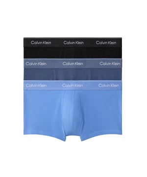Diese kurzen Herren-Boxershorts bieten dir Tag für Tag ein Gefühl von Leichtigkeit und Komfort. Der niedrig sitzende, elastische Bund sorgt für einen modernen Sitz und passt sich perfekt an deine Körperform an. Der eingewebte Label-Schriftzug verleiht dem Design einen sportlichen Touch. Gefertigt aus hochwertigem Material, überzeugen sie durch ein angenehmes Tragegefühl – selbst nach vielen Waschgängen. Der Dreierpack kombiniert praktischen Mehrwert mit stilvollem Understatement. Ob im Alltag, beim Sport oder zum Relaxen: Diese Shorts machen alles mit. Die körpernahe Passform bleibt stets bequem, ohne einzuengen. Dank ihrer schlichten Optik lassen sie sich ideal mit jeder Art von Kleidung kombinieren. Robust, pflegeleicht und formstabil – ein echtes Must-have für jede Männergarderobe. Komfort trifft auf Qualität in seiner besten Form.