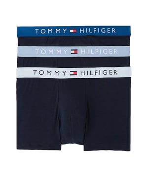 Stylisch, bequem und jeden Tag einsatzbereit – dieses 3er Pack Herren-Boxershorts bringt frischen Wind in deine Wäscheschublade. Die kurze Passform sorgt für ein sportliches Tragegefühl mit moderner Note. Ein elastischer Kontrastbund setzt nicht nur optische Akzente, sondern garantiert auch perfekten Sitz. Der eingewebte Label-Schriftzug im Bund verleiht den Shorts einen markentypischen Touch. Dank flexiblem Stretch-Material passen sie sich jeder Bewegung an – ganz gleich, ob du aktiv bist oder entspannst. Atmungsaktiv und weich auf der Haut, bieten sie höchsten Tragekomfort den ganzen Tag. Das Design: schlicht mit Stil, reduziert und doch ausdrucksstark. Ideal für Männer, die Wert auf Details legen. Kein Rutschen, kein Zwicken – nur ein sicheres, angenehmes Gefühl. Drei Essentials, auf die du dich verlassen kannst.