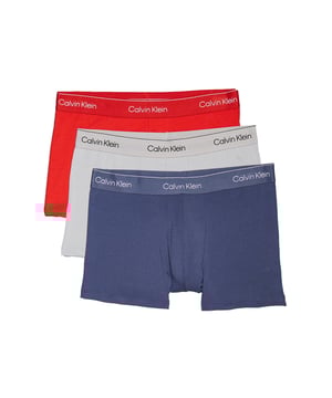 Ontdek het drie-pack herenboxershorts - een must-have voor stijlbewuste mannen. Met hun medium rise en elastische tailleband bieden ze een optimale pasvorm en bewegingsvrijheid. De labelbelettering die in de tailleband is geweven, voegt een subtiel merkaccent toe. Elk paar maakt indruk met hoogwaardig materiaal dat aangenaam zacht aanvoelt op de huid. Voor dagelijks gebruik of om in te sporten - deze shorts kunnen het allemaal. De korte pasvorm zorgt voor een moderne, sportieve look. Dankzij het geraffineerde ontwerp zitten ze als gegoten. Comfort ontmoet stijl in een tijdloze klassieker. Ervaar een draaggevoel waar je niet meer zonder wilt. Kwaliteit die je kunt voelen - elke dag opnieuw.