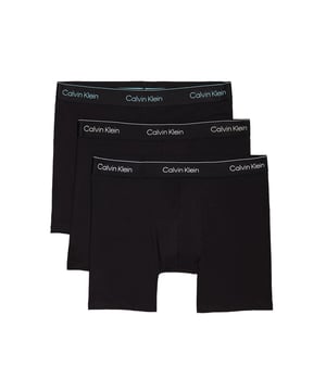 Diese oberschenkellangen Herren-Boxershorts bieten Tag für Tag zuverlässigen Komfort. Mit ihrer mittleren Leibhöhe und dem elastischen Bund sitzen sie angenehm, ohne einzuengen. Der eingewebte Label-Schriftzug im Bund verleiht dem Design eine markante Note. Im praktischen Dreierpack erhältlich, sind sie die ideale Grundlage für jeden Tag. Das hochwertige Material fühlt sich angenehm auf der Haut an und bleibt auch nach vielen Wäschen formstabil. Ob im Büro, beim Sport oder in der Freizeit – diese Shorts machen alles mit. Die Passform ist modern, der Tragekomfort überzeugend. Minimalistisch im Look, maximal im Komfort. Hier trifft Funktion auf Stil. Für Männer, die auf Qualität direkt an der Haut setzen.