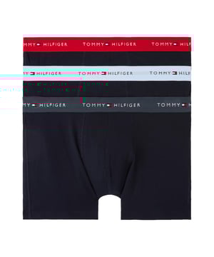 Diese oberschenkellangen Herren-Boxershorts im 3er Pack bieten dir Komfort, der den ganzen Tag anhält. Das elastische Stretch-Material passt sich deinem Körper perfekt an und sorgt für maximale Bewegungsfreiheit. Der markante Kontrastbund mit eingewebtem Label-Schriftzug setzt ein sportliches Statement. Dank des längeren Schnitts sitzen die Shorts angenehm, ohne zu verrutschen – ideal auch unter engeren Hosen. Der elastische Bund sorgt für sicheren Halt, ohne einzuengen. Ob im Alltag, beim Training oder einfach zum Relaxen: Diese Boxershorts machen alles mit. Die weiche, atmungsaktive Qualität fühlt sich angenehm auf der Haut an. Klare Linien, hoher Tragekomfort und zuverlässiger Sitz – Tag für Tag. Ein Basic-Set, das in keiner Männergarderobe fehlen darf.