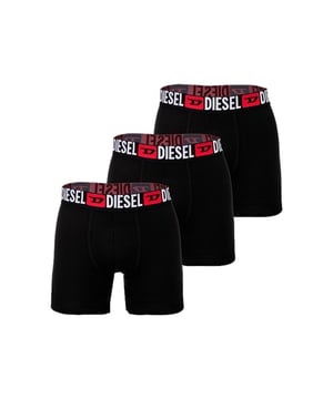 Deze herenboxershort in een praktisch pak van drie maakt indruk met zijn sportieve, mannelijke look en hoge mate van comfort. De normale snit met langere pijp en nauwsluitende pasvorm zorgt voor een goede pasvorm en optimale bewegingsvrijheid. Ze zijn gemaakt van stretchkatoen, voelen zacht en comfortabel aan op de huid en sluiten perfect aan. De brede, contrastkleurige tailleband met ingeweven labelbelettering voegt een opvallend accent toe en behoudt zijn vorm, zelfs als je beweegt. De elastische tailleband zit comfortabel zonder te knellen. De naadloze achterkant voorkomt drukpunten en zorgt voor een bijzonder soepele draagervaring. Ideaal voor dagelijks gebruik, vrije tijd of sport - functioneel, onderhoudsvriendelijk en duurzaam. De hoogwaardige afwerking garandeert dat het zijn vorm behoudt, zelfs na veelvuldig wassen. Een stijlvolle basic die in geen enkele ondergoedlade mag ontbreken. Comfort en design - compromisloos gecombineerd.