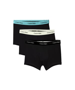 Entdecke den Dreierpack Herren-Boxershorts – ein Must-have für stilbewusste Männer. Mit ihrer mittleren Leibhöhe und dem elastischen Bund bieten sie optimalen Sitz und Bewegungsfreiheit. Der eingewebte Label-Schriftzug im Bund setzt dezente Markenakzente. Jedes Paar überzeugt durch hochwertiges Material, das sich angenehm weich auf der Haut anfühlt. Ob im Alltag oder beim Sport – diese Shorts machen alles mit. Die kurze Passform sorgt für ein modernes, sportliches Erscheinungsbild. Dank durchdachtem Design sitzen sie wie maßgeschneidert. Komfort trifft Stil in einem zeitlosen Klassiker. Erlebe ein Tragegefühl, das du nicht mehr missen möchtest. Qualität, die man spürt – jeden Tag aufs Neue.