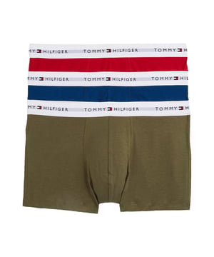 Drei starke Basics für jeden Tag – dieses 3er Pack Herren-Boxershorts überzeugt mit Stil und Funktion. Die kurze Passform verleiht einen sportlichen Look und sorgt für ein angenehmes Tragegefühl. Flexibles Stretch-Material passt sich perfekt an und macht jede Bewegung mit. Der elastische Bund mit eingewebtem Label-Schriftzug garantiert sicheren Halt und einen modernen Markenakzent. Ob im Alltag, beim Training oder einfach zum Relaxen – diese Shorts sind immer die richtige Wahl. Weiche Materialien und durchdachtes Design treffen auf langlebige Qualität. Kein Zwicken, kein Verrutschen – nur purer Komfort. Schlicht, aber alles andere als langweilig. Ein Muss für jede gut sortierte Wäscheschublade. Für Männer, die auf Tragegefühl und Stil gleichermaßen Wert legen.