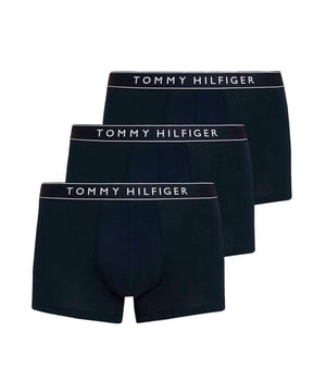 Deze korte herenboxershort in een pak van 3 combineert een moderne stijl met een absolute feel-good factor. De elastische tailleband met contrastkleurige strepen zorgt voor een sportieve look en een goede pasvorm. De labelbelettering die in de tailleband is geweven zorgt voor een subtiel merkstatement. Dankzij het hoogwaardige stretchmateriaal vormt de short zich perfect naar het lichaam - zonder te knellen. Ze volgen elke beweging en bieden de hele dag optimaal comfort. Of je nu werkt, ontspant of reist - deze shorts zijn altijd de juiste keuze. De korte pasvorm heeft een dynamische look en voelt comfortabel aan. Strakke lijnen, sterke look, maximaal comfort. Ideaal voor mannen die geen concessies doen aan basics. Drie in één - praktisch, stijlvol, comfortabel.