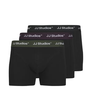 De Jack & Jones junior drie-pack voor jongens biedt een perfecte combinatie van comfort en stijl. Met een elastische tailleband die goed aansluit, garanderen ze een goede pasvorm en blijven ze de hele dag comfortabel zitten.   De nauwsluitende snit zorgt voor een moderne pasvorm die ideaal is om elke dag te dragen. De tailleband met logo voegt een cool accent toe en zorgt voor een opvallende look.   Gemaakt van hoogwaardige materialen is deze broek niet alleen heel comfortabel om te dragen, maar ook bijzonder duurzaam.   Of het nu voor school, sport of vrije tijd is, deze drie-pack is een winnaar dankzij zijn veelzijdigheid en comfort.   Dankzij het hoge draagcomfort is dit de ideale metgezel voor actieve jongens die vaak onderweg zijn.