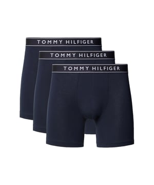 Dit 3-pack dijlange herenboxershorts combineert een sportieve look met verfijnd comfort. Het zachte stretchmateriaal past zich aan elke beweging aan en maakt ze de hele dag comfortabel om te dragen. De elastische tailleband met opvallende contrasterende strepen geeft de shorts een dynamische touch. Geweven labelbelettering rondt het ontwerp discreet maar effectief af. De langere snit biedt extra ondersteuning en voorkomt hinderlijk omhoog komen. Of je nu sport, op kantoor bent of in je vrije tijd - deze boxershorts passen gewoon altijd. Comfort ontmoet stijl - in elk detail. Huidvriendelijk, vormvast en stijlvol tegelijk. Voor mannen die kwaliteit en uitstraling even belangrijk vinden.