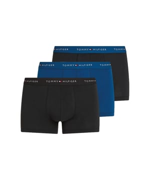 Drei starke Basics für jeden Tag – dieses 3er Pack Herren-Boxershorts überzeugt mit Stil und Funktion. Die kurze Passform verleiht einen sportlichen Look und sorgt für ein angenehmes Tragegefühl. Flexibles Stretch-Material passt sich perfekt an und macht jede Bewegung mit. Der elastische Bund mit eingewebtem Label-Schriftzug garantiert sicheren Halt und einen modernen Markenakzent. Ob im Alltag, beim Training oder einfach zum Relaxen – diese Shorts sind immer die richtige Wahl. Weiche Materialien und durchdachtes Design treffen auf langlebige Qualität. Kein Zwicken, kein Verrutschen – nur purer Komfort. Schlicht, aber alles andere als langweilig. Ein Muss für jede gut sortierte Wäscheschublade. Für Männer, die auf Tragegefühl und Stil gleichermaßen Wert legen.