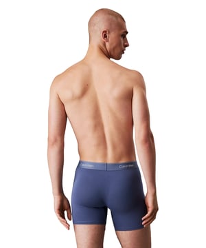 Deze dijhoge boxershorts voor heren bieden dag in dag uit betrouwbaar comfort. Met hun gemiddelde lengte en elastische tailleband zitten ze comfortabel zonder beperkend te zijn. De labelbelettering die in de tailleband is geweven geeft het ontwerp een opvallend accent. Verkrijgbaar in een praktische verpakking van drie, zijn ze de ideale basis voor elke dag. Het hoogwaardige materiaal voelt aangenaam aan op de huid en behoudt zijn vorm zelfs na vele wasbeurten. Of je nu op kantoor bent, sport of in je vrije tijd - deze shorts kunnen het allemaal aan. De pasvorm is modern en het comfort is indrukwekkend. Minimalistische look, maximaal comfort. Functie ontmoet stijl. Voor mannen die waarde hechten aan kwaliteit naast de huid.