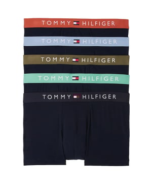 Fünfmal Komfort, fünfmal Stil – dieses 5er Pack Herren-Boxershorts ist die perfekte Basis für jeden Tag. Die kurze Passform sorgt für einen sportlichen Look und optimalen Sitz. Dank elastischem Bund mit eingewebtem Label-Schriftzug sitzt jede Shorts sicher und bequem. Das hochwertige Stretch-Material passt sich flexibel deinem Körper an und bietet maximale Bewegungsfreiheit. Ob beim Sport, im Büro oder auf der Couch – du fühlst dich den ganzen Tag rundum wohl. Der moderne, cleane Look macht sie zu echten Alleskönnern. Keine zwickenden Nähte, kein Verrutschen – einfach anziehen und wohlfühlen. Jeder Tag beginnt mit einem guten Gefühl. Verlässlicher Komfort trifft auf dezente Markenästhetik. Für Männer, die ihre Basics ernst nehmen.
