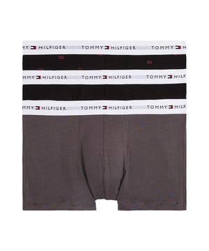 Drie looks, één belofte: maximaal comfort en stijlvol understatement. Dit 3-pack herenboxershorts combineert twee effen klassiekers met een model met print - perfect voor afwisseling in het dagelijks leven. De sportieve contrasterende tailleband met geweven labelbelettering zorgt voor een opvallende look en een goede pasvorm. Dankzij het elastische stretchmateriaal sluit de short goed aan en biedt hij volledige bewegingsvrijheid. De korte pasvorm geeft ze een moderne, dynamische stijl. Zacht tegen de huid en vormvast, zullen ze je vergezellen van 's ochtends vroeg tot 's avonds laat. Het geraffineerde ontwerp maakt indruk met aandacht voor detail. Geen compromissen, gewoon een goed gevoel over de hele lijn. Drie versies, één favoriet gevoel.
