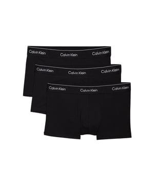 Diese kurzen Herren-Boxershorts bieten dir Tag für Tag ein Gefühl von Leichtigkeit und Komfort. Der niedrig sitzende, elastische Bund sorgt für einen modernen Sitz und passt sich perfekt an deine Körperform an. Der eingewebte Label-Schriftzug verleiht dem Design einen sportlichen Touch. Gefertigt aus hochwertigem Material, überzeugen sie durch ein angenehmes Tragegefühl – selbst nach vielen Waschgängen. Der Dreierpack kombiniert praktischen Mehrwert mit stilvollem Understatement. Ob im Alltag, beim Sport oder zum Relaxen: Diese Shorts machen alles mit. Die körpernahe Passform bleibt stets bequem, ohne einzuengen. Dank ihrer schlichten Optik lassen sie sich ideal mit jeder Art von Kleidung kombinieren. Robust, pflegeleicht und formstabil – ein echtes Must-have für jede Männergarderobe. Komfort trifft auf Qualität in seiner besten Form.