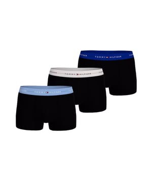 Stijlvol, comfortabel en klaar om elke dag te dragen - dit 3-pack herenboxershorts brengt een frisse wind in je ondergoedlade. De korte pasvorm zorgt voor een sportief gevoel met een moderne touch. Een elastische contrasterende tailleband voegt niet alleen een visueel accent toe, maar garandeert ook een perfecte pasvorm. De labelbelettering die in de tailleband is geweven geeft de shorts een merktypische touch. Dankzij het flexibele stretchmateriaal passen ze zich aan elke beweging aan - of je nu actief bent of ontspant. Ademend en zacht op de huid, bieden ze de hele dag maximaal comfort. Het ontwerp: eenvoudig met stijl, minimalistisch maar expressief. Ideaal voor mannen die waarde hechten aan details. Niet uitglijden, niet knellen - alleen een veilig, comfortabel gevoel. Drie essentials waarop je kunt vertrouwen.