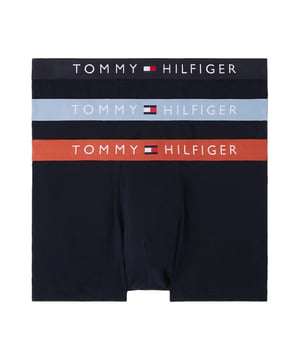 Stylisch, bequem und jeden Tag einsatzbereit – dieses 3er Pack Herren-Boxershorts bringt frischen Wind in deine Wäscheschublade. Die kurze Passform sorgt für ein sportliches Tragegefühl mit moderner Note. Ein elastischer Kontrastbund setzt nicht nur optische Akzente, sondern garantiert auch perfekten Sitz. Der eingewebte Label-Schriftzug im Bund verleiht den Shorts einen markentypischen Touch. Dank flexiblem Stretch-Material passen sie sich jeder Bewegung an – ganz gleich, ob du aktiv bist oder entspannst. Atmungsaktiv und weich auf der Haut, bieten sie höchsten Tragekomfort den ganzen Tag. Das Design: schlicht mit Stil, reduziert und doch ausdrucksstark. Ideal für Männer, die Wert auf Details legen. Kein Rutschen, kein Zwicken – nur ein sicheres, angenehmes Gefühl. Drei Essentials, auf die du dich verlassen kannst.
