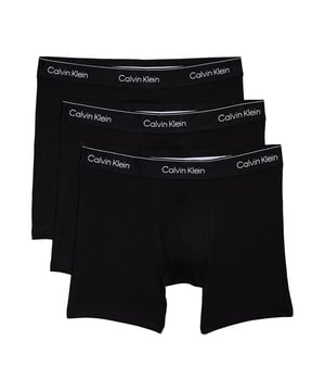 Deze dijhoge boxershorts voor heren bieden dag in dag uit betrouwbaar comfort. Met hun gemiddelde lengte en elastische tailleband zitten ze comfortabel zonder beperkend te zijn. De labelbelettering die in de tailleband is geweven geeft het ontwerp een opvallend accent. Verkrijgbaar in een praktische verpakking van drie, zijn ze de ideale basis voor elke dag. Het hoogwaardige materiaal voelt aangenaam aan op de huid en behoudt zijn vorm zelfs na vele wasbeurten. Of je nu op kantoor bent, sport of in je vrije tijd - deze shorts kunnen het allemaal aan. De pasvorm is modern en het comfort is indrukwekkend. Minimalistische look, maximaal comfort. Functie ontmoet stijl. Voor mannen die waarde hechten aan kwaliteit naast de huid.