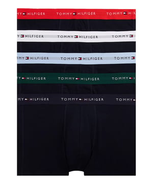 Fünfmal Komfort, fünfmal Stil – dieses 5er Pack Herren-Boxershorts ist die perfekte Basis für jeden Tag. Die kurze Passform sorgt für einen sportlichen Look und optimalen Sitz. Dank elastischem Bund mit eingewebtem Label-Schriftzug sitzt jede Shorts sicher und bequem. Das hochwertige Stretch-Material passt sich flexibel deinem Körper an und bietet maximale Bewegungsfreiheit. Ob beim Sport, im Büro oder auf der Couch – du fühlst dich den ganzen Tag rundum wohl. Der moderne, cleane Look macht sie zu echten Alleskönnern. Keine zwickenden Nähte, kein Verrutschen – einfach anziehen und wohlfühlen. Jeder Tag beginnt mit einem guten Gefühl. Verlässlicher Komfort trifft auf dezente Markenästhetik. Für Männer, die ihre Basics ernst nehmen.