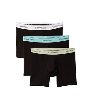 Deze dijhoge boxershorts voor heren bieden dag in dag uit betrouwbaar comfort. Met hun gemiddelde lengte en elastische tailleband zitten ze comfortabel zonder beperkend te zijn. De labelbelettering die in de tailleband is geweven geeft het ontwerp een opvallend accent. Verkrijgbaar in een praktische verpakking van drie, zijn ze de ideale basis voor elke dag. Het hoogwaardige materiaal voelt aangenaam aan op de huid en behoudt zijn vorm zelfs na vele wasbeurten. Of je nu op kantoor bent, sport of in je vrije tijd - deze shorts kunnen het allemaal aan. De pasvorm is modern en het comfort is indrukwekkend. Minimalistische look, maximaal comfort. Functie ontmoet stijl. Voor mannen die waarde hechten aan kwaliteit naast de huid.