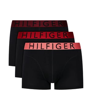 Stijlvol, comfortabel en klaar om elke dag te dragen - dit 3-pack herenboxershorts brengt een frisse wind in je ondergoedlade. De korte pasvorm zorgt voor een sportief gevoel met een moderne touch. Een elastische contrasterende tailleband voegt niet alleen een visueel accent toe, maar garandeert ook een perfecte pasvorm. De labelbelettering die in de tailleband is geweven geeft de shorts een merktypische touch. Dankzij het flexibele stretchmateriaal passen ze zich aan elke beweging aan - of je nu actief bent of ontspant. Ademend en zacht op de huid, bieden ze de hele dag maximaal comfort. Het ontwerp: eenvoudig met stijl, minimalistisch maar expressief. Ideaal voor mannen die waarde hechten aan details. Niet uitglijden, niet knellen - alleen een veilig, comfortabel gevoel. Drie essentials waarop je kunt vertrouwen.