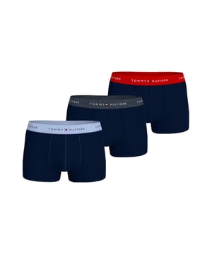 Stylisch, bequem und jeden Tag einsatzbereit – dieses 3er Pack Herren-Boxershorts bringt frischen Wind in deine Wäscheschublade. Die kurze Passform sorgt für ein sportliches Tragegefühl mit moderner Note. Ein elastischer Kontrastbund setzt nicht nur optische Akzente, sondern garantiert auch perfekten Sitz. Der eingewebte Label-Schriftzug im Bund verleiht den Shorts einen markentypischen Touch. Dank flexiblem Stretch-Material passen sie sich jeder Bewegung an – ganz gleich, ob du aktiv bist oder entspannst. Atmungsaktiv und weich auf der Haut, bieten sie höchsten Tragekomfort den ganzen Tag. Das Design: schlicht mit Stil, reduziert und doch ausdrucksstark. Ideal für Männer, die Wert auf Details legen. Kein Rutschen, kein Zwicken – nur ein sicheres, angenehmes Gefühl. Drei Essentials, auf die du dich verlassen kannst.