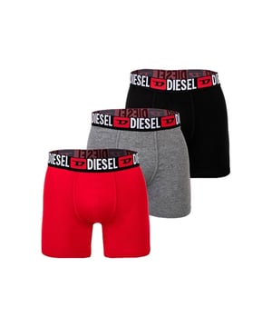 Deze herenboxershort in een praktisch pak van drie maakt indruk met zijn sportieve, mannelijke look en hoge mate van comfort. De normale snit met langere pijp en nauwsluitende pasvorm zorgt voor een goede pasvorm en optimale bewegingsvrijheid. Ze zijn gemaakt van stretchkatoen, voelen zacht en comfortabel aan op de huid en sluiten perfect aan. De brede, contrastkleurige tailleband met ingeweven labelbelettering voegt een opvallend accent toe en behoudt zijn vorm, zelfs als je beweegt. De elastische tailleband zit comfortabel zonder te knellen. De naadloze achterkant voorkomt drukpunten en zorgt voor een bijzonder soepele draagervaring. Ideaal voor dagelijks gebruik, vrije tijd of sport - functioneel, onderhoudsvriendelijk en duurzaam. De hoogwaardige afwerking garandeert dat het zijn vorm behoudt, zelfs na veelvuldig wassen. Een stijlvolle basic die in geen enkele ondergoedlade mag ontbreken. Comfort en design - compromisloos gecombineerd.
