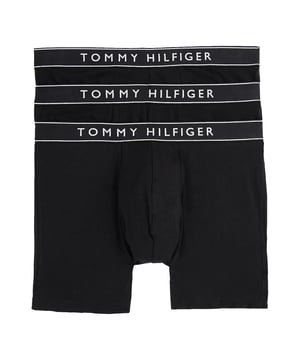 Dieses 3er Pack oberschenkellanger Herren-Boxershorts vereint sportlichen Look mit durchdachtem Komfort. Das weiche Stretch-Material passt sich jeder Bewegung an und sorgt für ein angenehmes Tragegefühl – den ganzen Tag. Der elastische Bund mit markanten Kontraststreifen verleiht den Shorts einen dynamischen Touch. Ein eingewebter Label-Schriftzug rundet das Design dezent, aber wirkungsvoll ab. Der längere Schnitt bietet zusätzlichen Halt und verhindert lästiges Hochrutschen. Ob beim Sport, im Büro oder in der Freizeit – diese Boxershorts sitzen einfach immer. Komfort trifft auf Stil – in jedem Detail. Hautfreundlich, formstabil und stilvoll zugleich. Für Männer, die auf Qualität und Optik gleichermaßen Wert legen.
