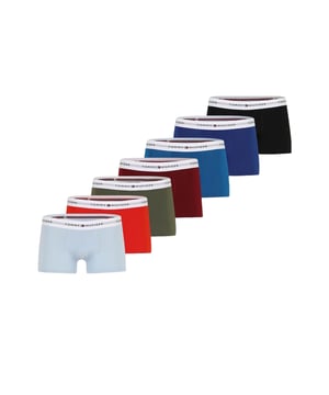 Sieben Tage, sieben Styles – mit diesem 7er Pack Herren-Boxershorts bist du für jede Woche bestens ausgestattet. Die kurze Passform sorgt für ein modernes, sportliches Tragegefühl. Dank elastischem Bund mit eingewebtem Label-Schriftzug sitzen sie perfekt, ohne einzuschnüren. Das flexible Stretch-Material passt sich jeder Bewegung an – ganz gleich, was der Tag bringt. Atmungsaktiv, bequem und formstabil begleiten sie dich vom ersten Kaffee bis zur wohlverdienten Nachtruhe. Der minimalistische Look macht sie zu echten Allroundern unter der Kleidung. Ob im Alltag, beim Training oder zum Relaxen – diese Shorts machen alles mit. Jeder Griff in die Schublade wird zur sicheren Entscheidung. Komfort trifft Funktion in einem durchdachten Wochenset. Für Männer, die Wert auf Qualität und Stil legen – Tag für Tag.