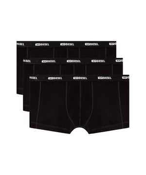 Diese Herren-Boxershorts im praktischen Dreierpack bieten eine gelungene Kombination aus Funktionalität und modernem Design. Der normale Schnitt mit längerem Bein und körpernaher Passform sorgt für optimalen Halt und hohen Tragekomfort. Das elastische Baumwollstretch-Material passt sich perfekt an und bietet maximale Bewegungsfreiheit. Der breite, kontrastfarbene Bund mit eingewebtem Label-Schriftzug setzt einen markanten Akzent und bleibt zuverlässig in Form. Die rückseitige formgebende Naht unterstützt den anatomischen Sitz und sorgt für eine definierte Passform. Der elastische Bund schmiegt sich angenehm an, ohne einzuschneiden. Die Boxershorts sind atmungsaktiv, pflegeleicht und behalten auch nach vielen Waschgängen ihre Form. Ideal für Alltag, Freizeit oder Sport – ein vielseitiges Basic für jede Gelegenheit. Hochwertige Verarbeitung trifft auf durchdachtes Design. Für Männer, die Wert auf Komfort, Stil und Qualität legen.