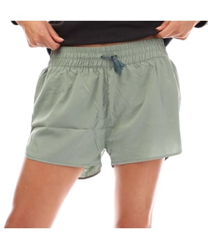 100% Recyceltes Polyester. Gewebe: Schnelltrocknend & Feuchtigkeitstransportierend, Weiche Haptik. Design: Logo, Unifarben. Taschenart: 1 Innentasche, Handy. Gewebetechnik: Leicht, Feuchtigkeitsabweisend, Schnell trocknend, Wasserfest, wasserabweisend. 2 in 1, Verriegelte Flachnähte, Innenshorts, Reflektierende Details. Taille: mit Kordelzug, Elastisch. Nachhaltigkeit: Aus recyceltem Material. Futterstoff: bedruckt.