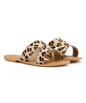 Stap in moeiteloze elegantie met deze leren instapmuiltjes met uitsparingen voor dames. Vervaardigd uit echt leer, deze instappers zonder achterkant hebben ingewikkelde uitsparingen voor een ademende, stijlvolle uitstraling. Perfect voor warm weer, ze bieden gemakkelijk aan- en uittrekken. Ideaal voor zomerdagen, vakanties of alledaags chic comfort.